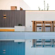 Un jardín con piscina