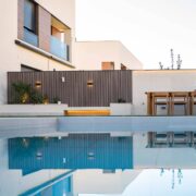 Un jardín con piscina