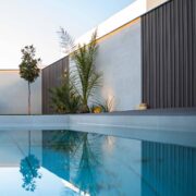 Un jardín con piscina