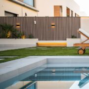 Un jardín con piscina